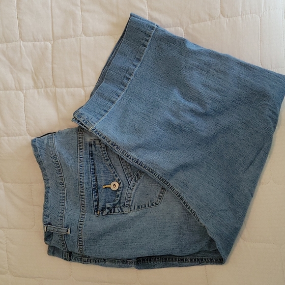 Woman's denim capris - Picture 3 of 6